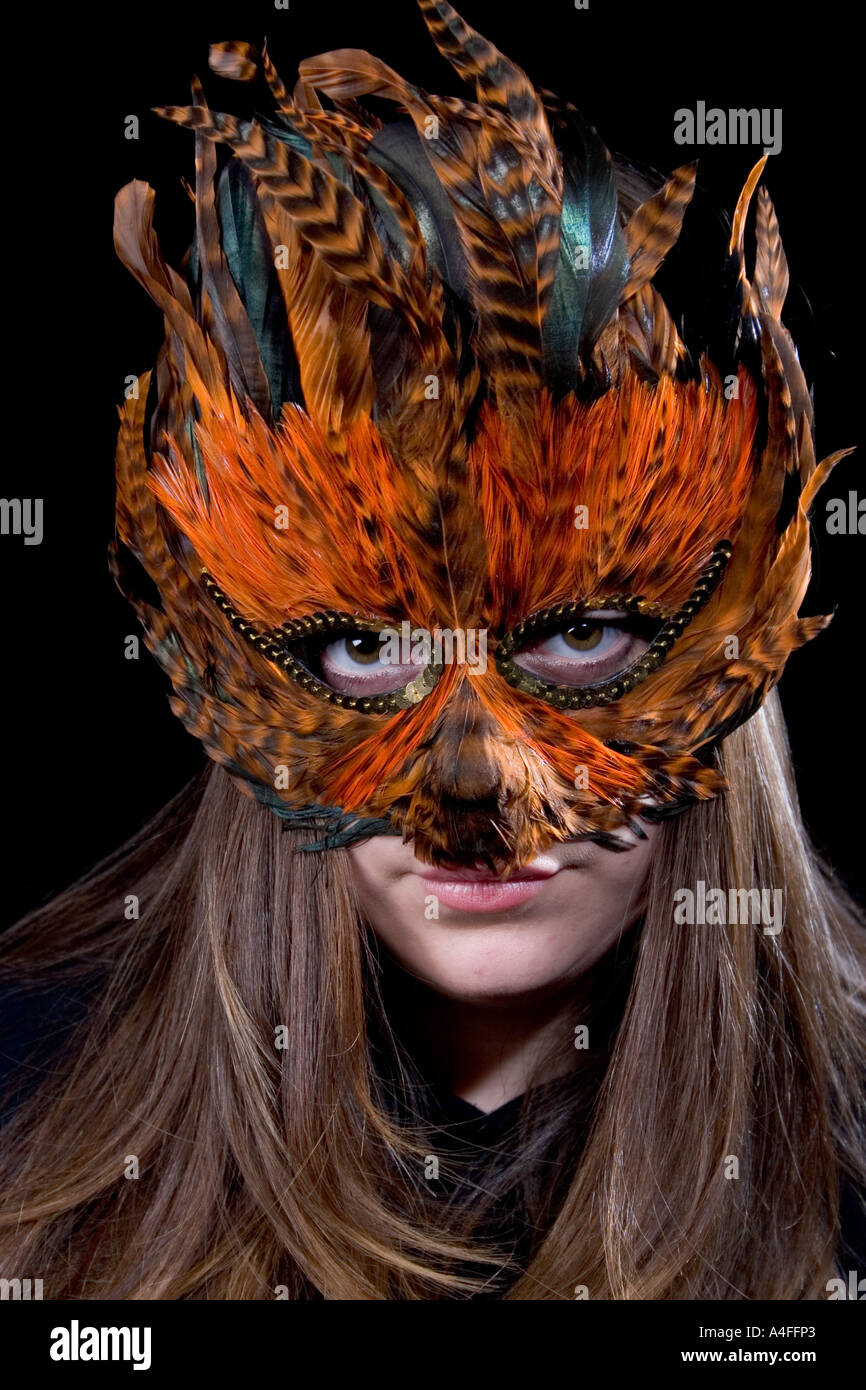 Retrato de moda en una máscara de aves Fotografía de stock - Alamy