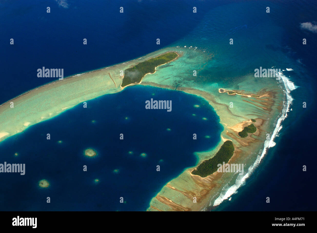 Vista aérea de cerca del atolón Majuro, Islas Marshall N Pacífico Foto de stock