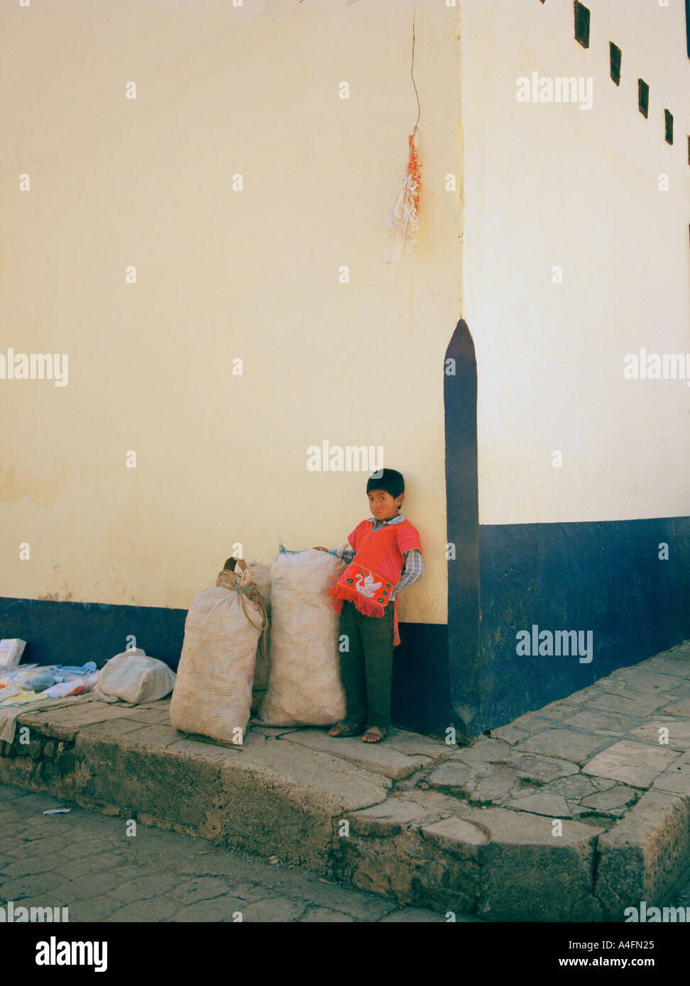 El trabajo de los niños mexicanos en las calles de San Cristóbal de Las  Casas, en Chiapas, México en América América Central. Reportajes  fotoperiodismo Travel Fotografía de stock - Alamy