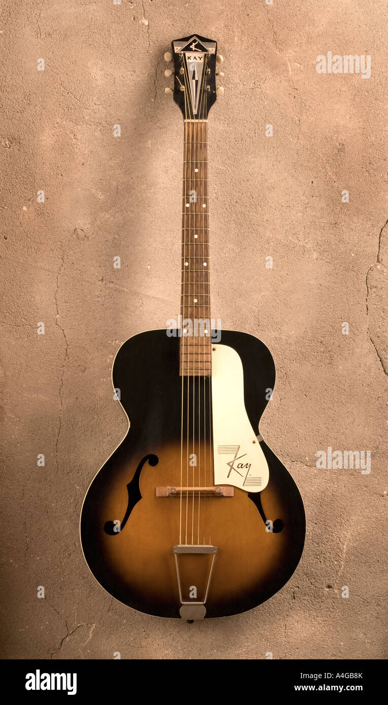 La guitarra colgada en la pared Fotografía de stock - Alamy