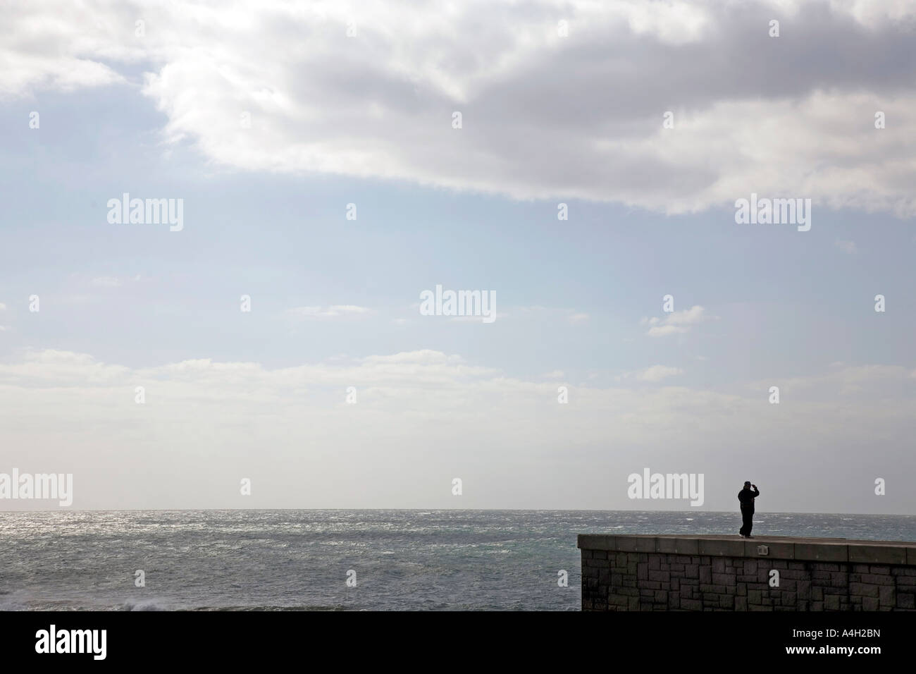 Una persona de pie en un muelle, Gran Canaria, España Foto de stock