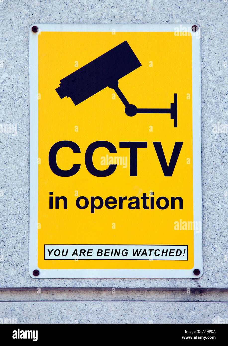 Circuito cerrado de cámaras de seguridad CCTV signo de advertencia en operación que está siendo vigilado Cardiff Gales UK Foto de stock