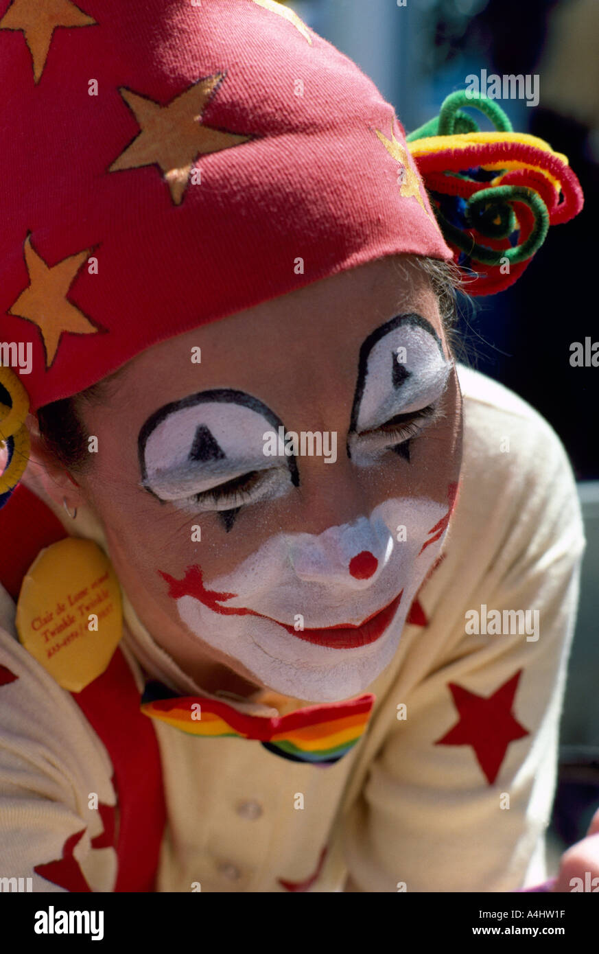 Un payaso con una cara pintada en British Columbia Canad