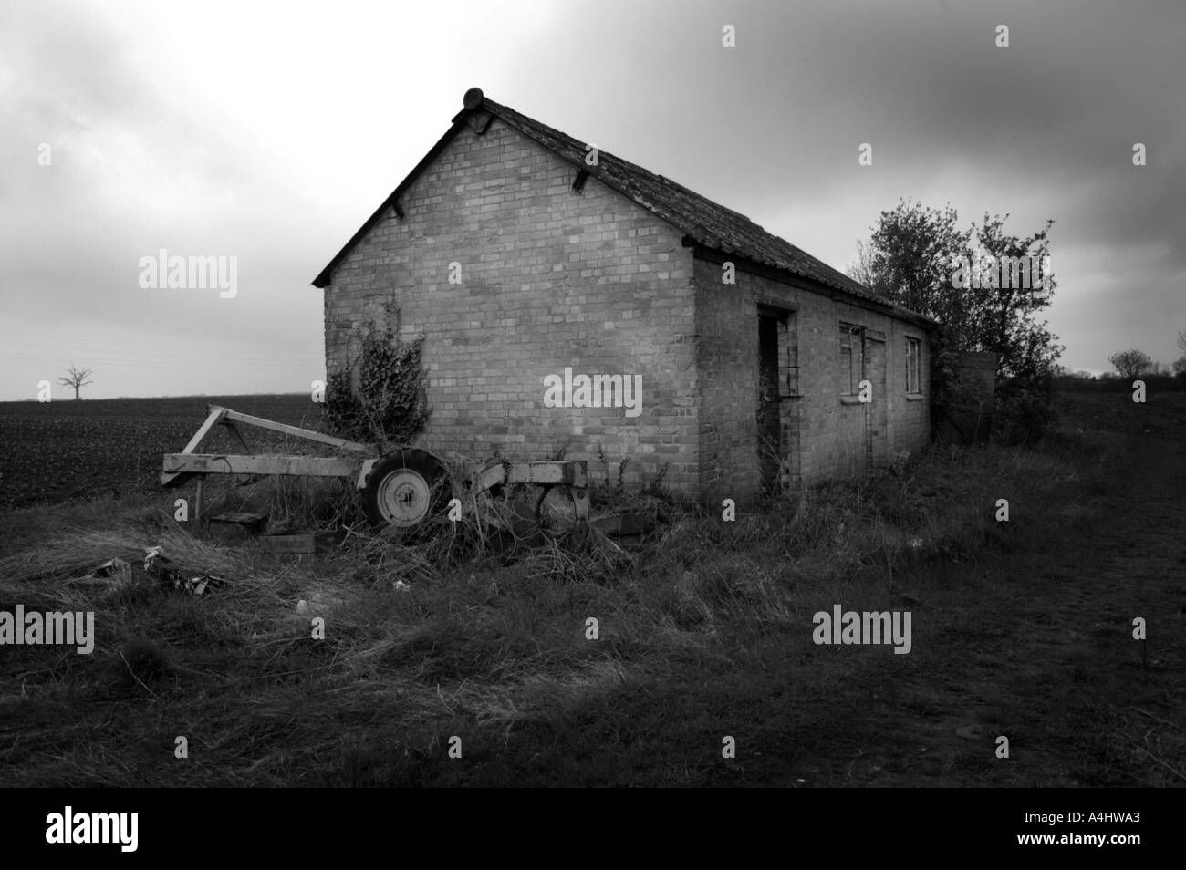 En blanco y negro de un antiguo ladrillo disuadió la ruina en el campo uk inglaterra Foto de stock