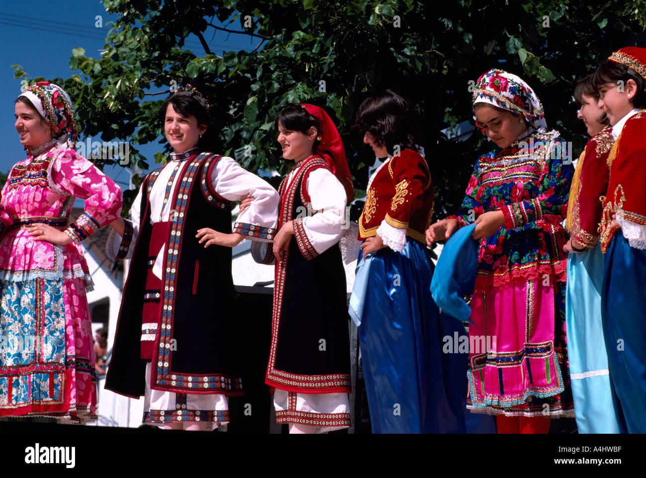 Las mujeres griegas en Traje Típico realizar una danza tradicional griega  en la ciudad de Vancouver, British Columbia, Canadá Fotografía de stock -  Alamy