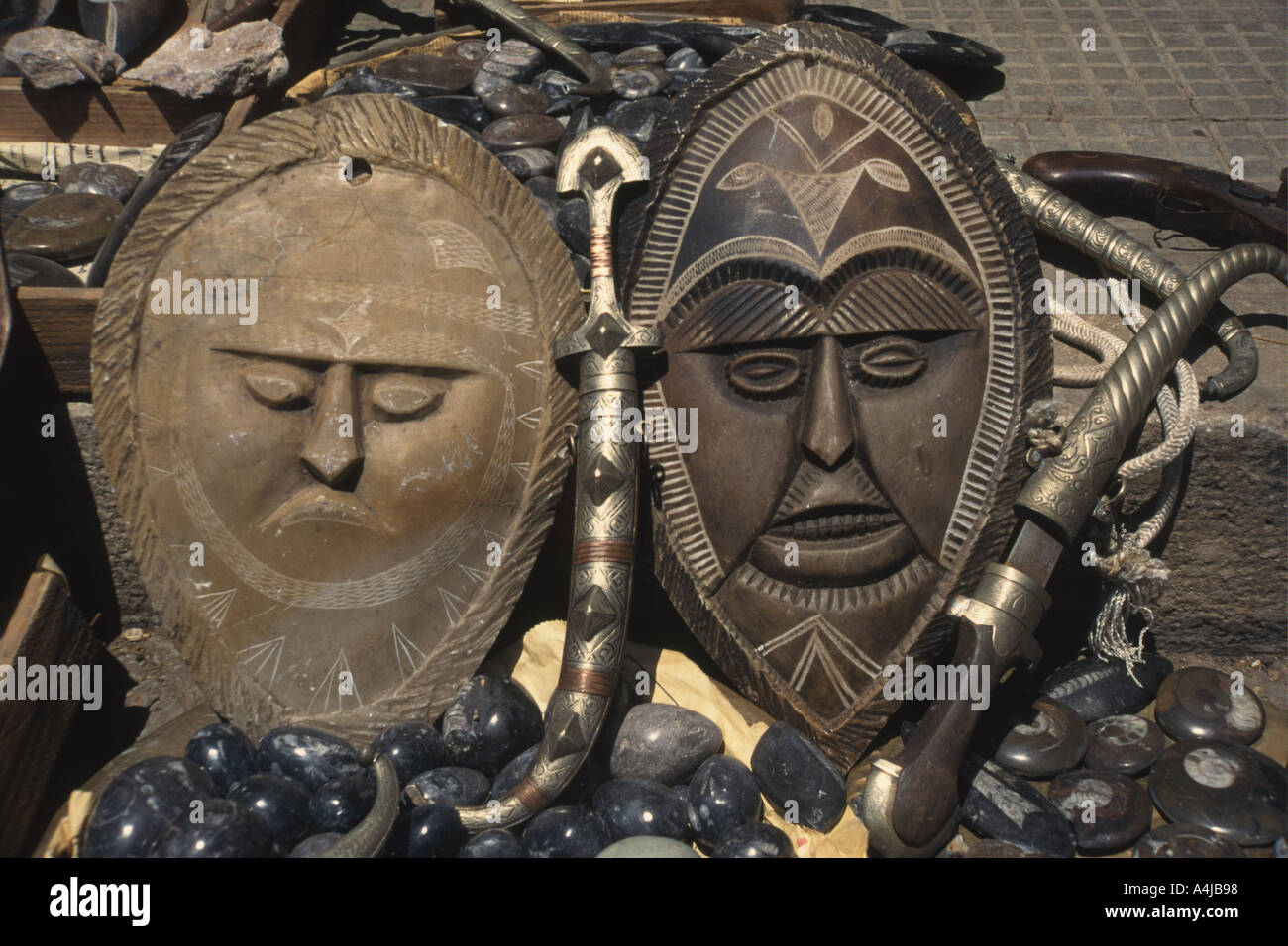 Máscaras, dagas de piedra pulida, objetos de arte, mercados de Casablanca,  al norte, la costa Atlántica, Marruecos, África Fotografía de stock - Alamy
