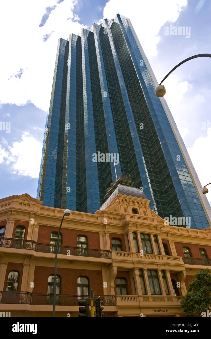 Nuevos y viejos edificios Bankwest el centro de la ciudad de Perth Australia Occidental Foto de stock