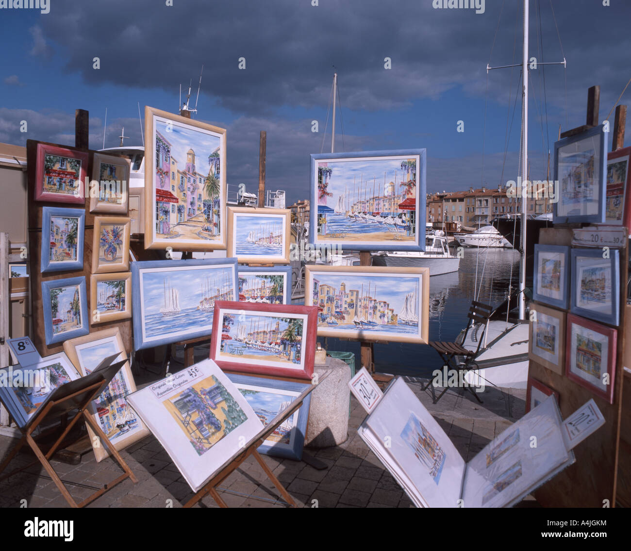 Puestos de arte en el muelle del puerto, Saint-Tropez, Var, Provenza-Alpes-Côte Azul, Francia Foto de stock