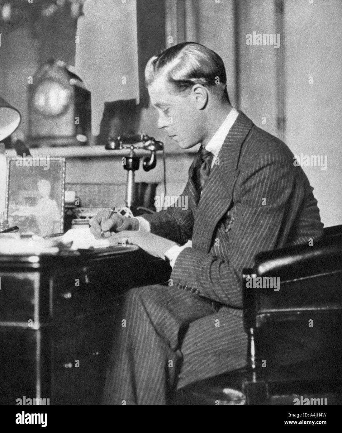 El Rey Eduardo VIII en el trabajo, 1936. Artista: Desconocido Foto de stock