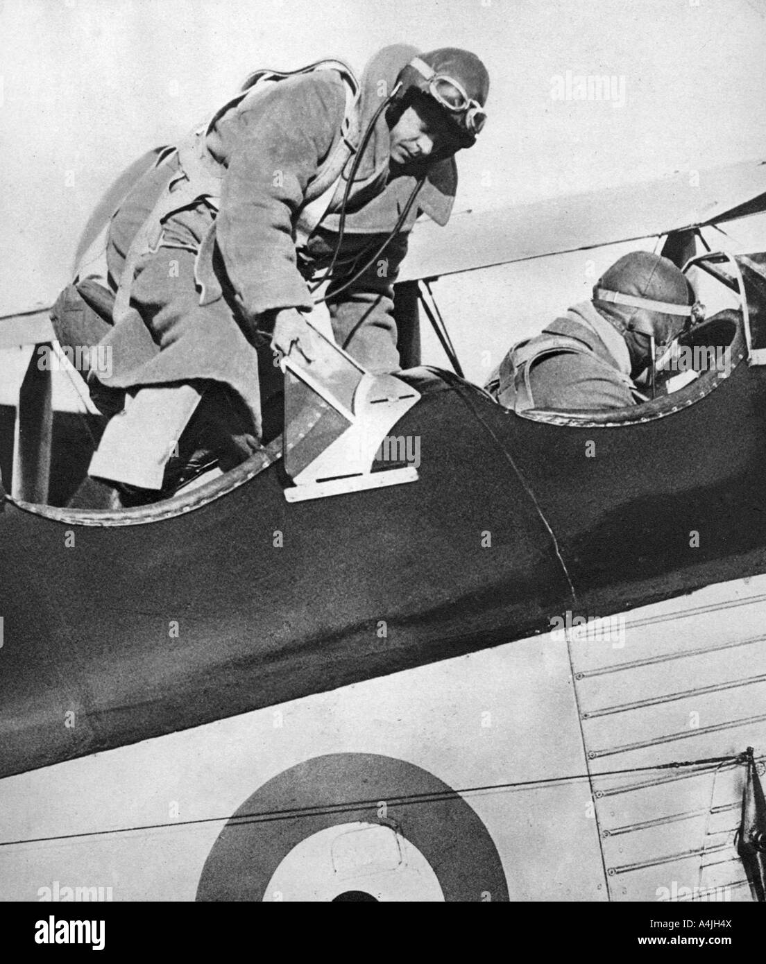 El Rey Eduardo VIII en un avión, en 1936. Artista: Desconocido Foto de stock