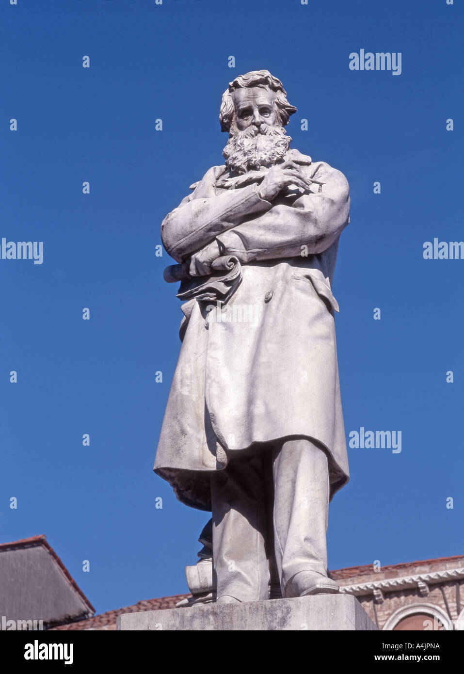 Venecia, Véneto, Italia. Estatua de Nicolo Tommaseo (1802-74) en Campo Santo Stefano Foto de stock
