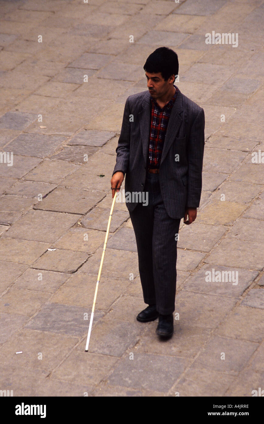 Fez, Marruecos, el Norte de África. Ciego caminando con bastón. Foto de stock