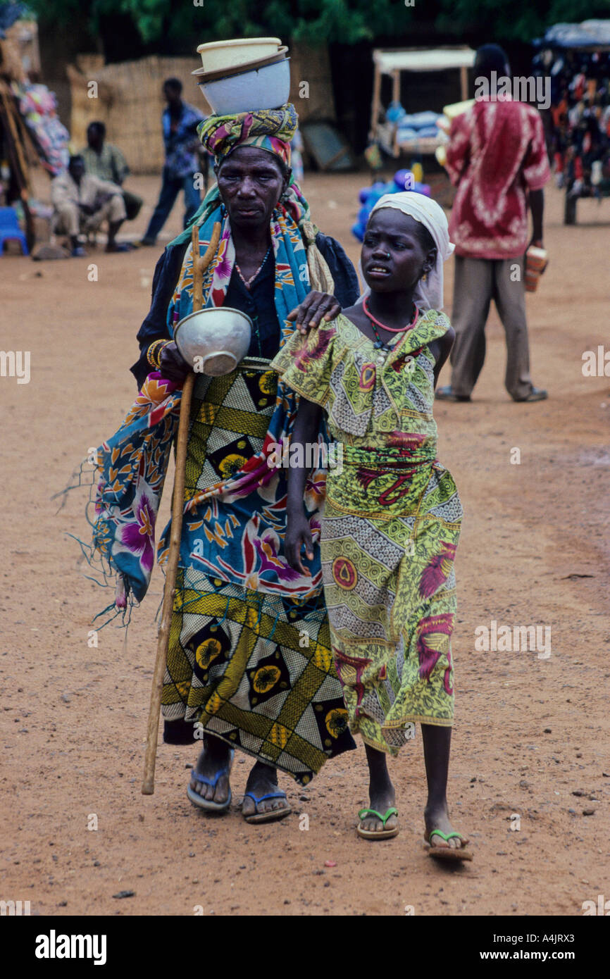 Chica llevando mujer ciega, Níger. Foto de stock