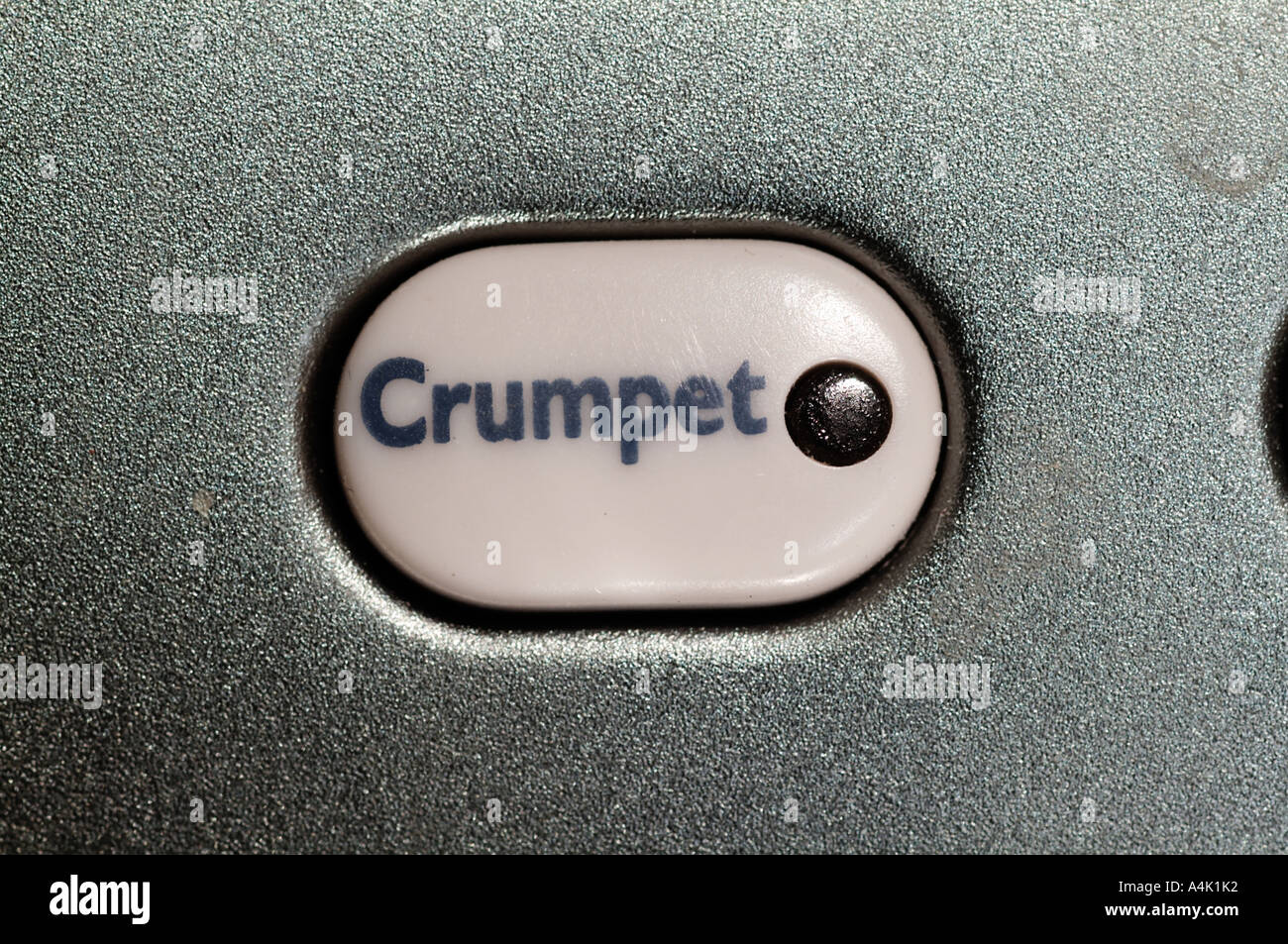 Crumpet botón en toster Foto de stock