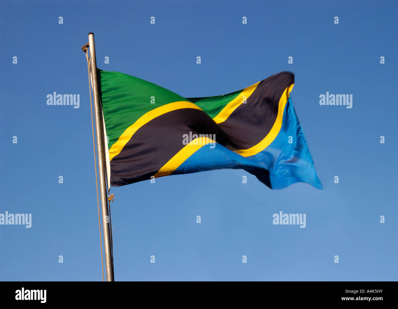 La bandera de Tanzania en un asta de bandera Foto de stock