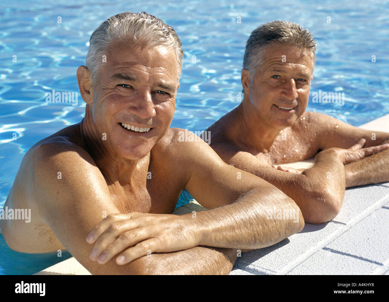 Los hombres maduros en la piscina Fotografía de stock - Alamy