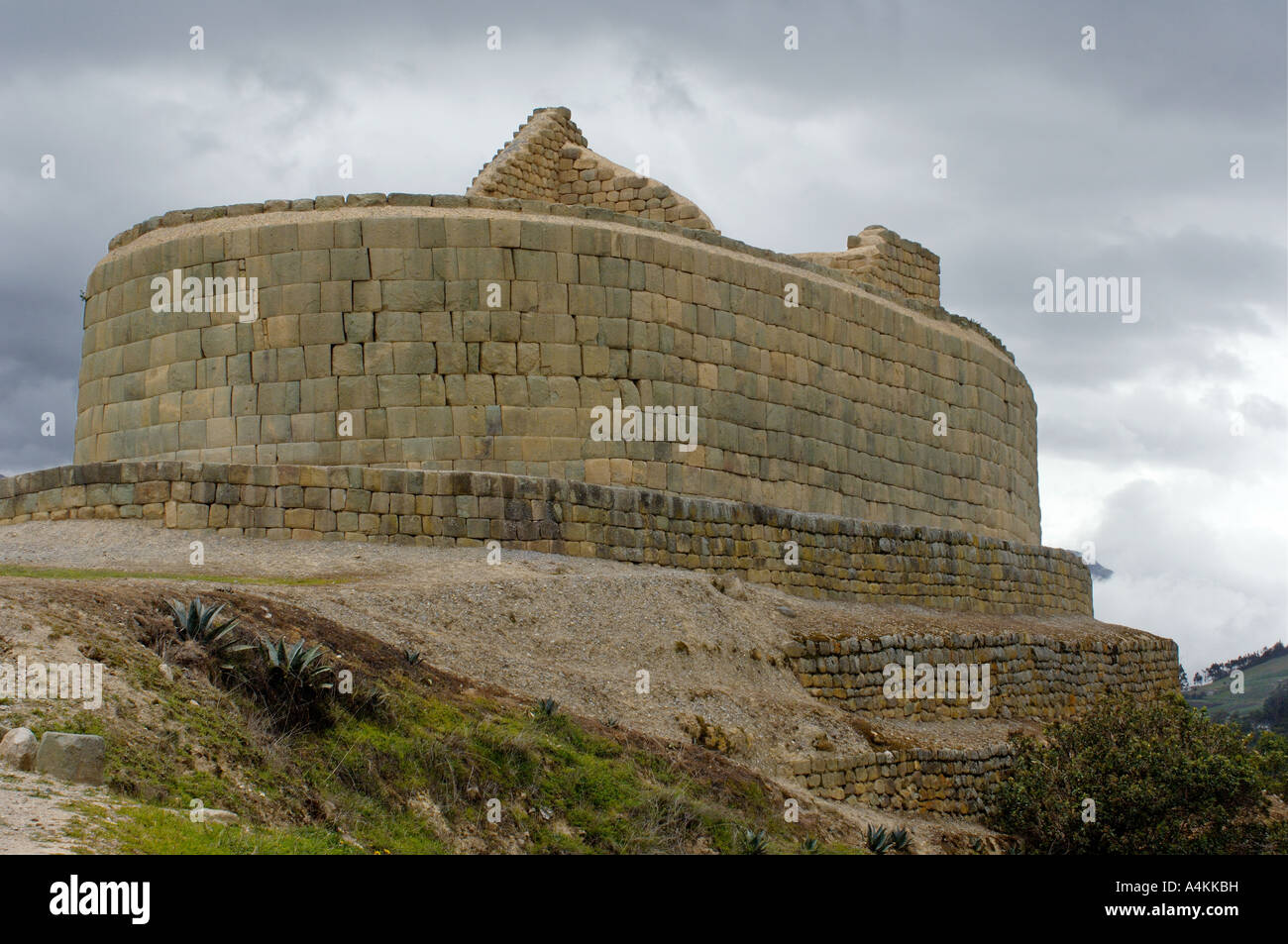Las ruinas del templo inca del sol en Ingapirca en la Cordillera de Los