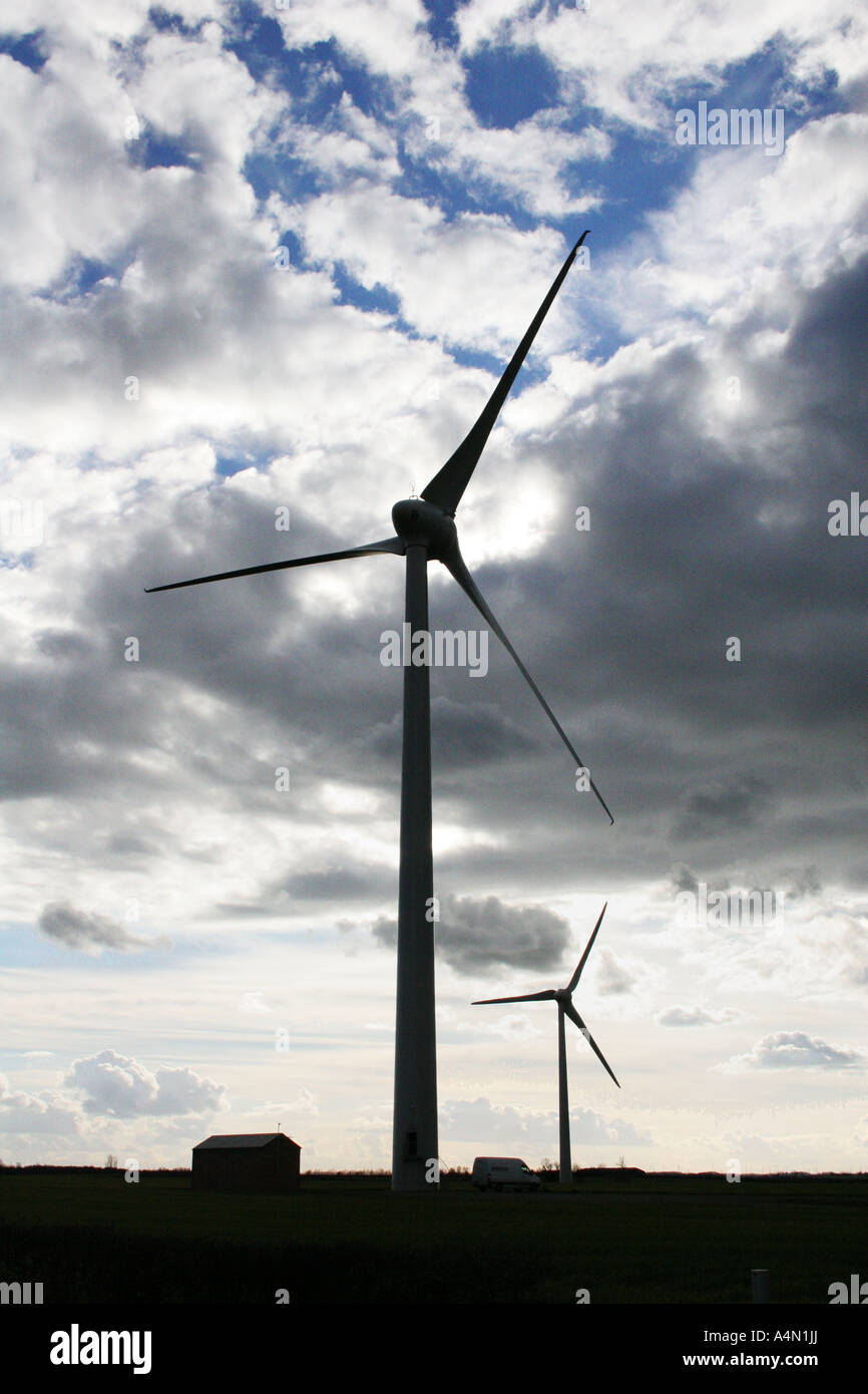 Turbinas de viento bajo un cielo espectacular. Muestra la escala con el