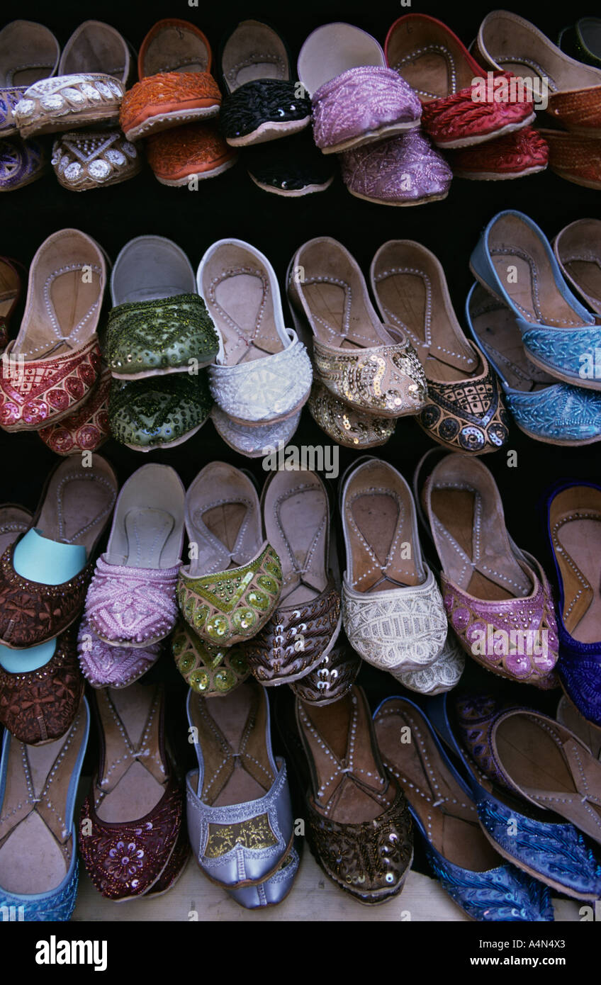 Reino Unido, Inglaterra, Londres. Womens étnicos zapatillas y zapatos desde  Pakistán a la venta en el mercado de Brick Lane Fotografía de stock - Alamy