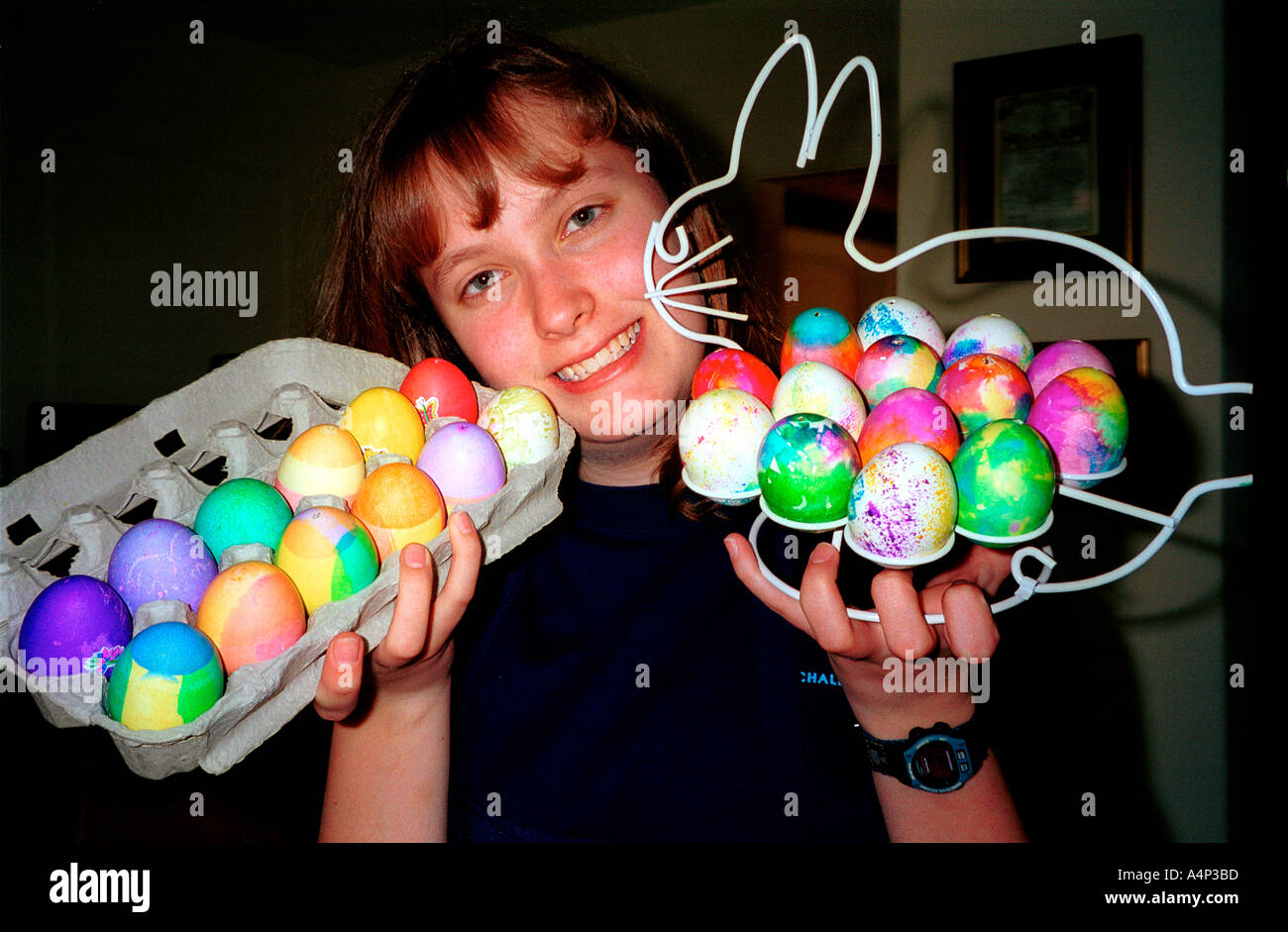 Adolescente muestra decorado huevos teñidos de una tradición de Pascua Foto de stock