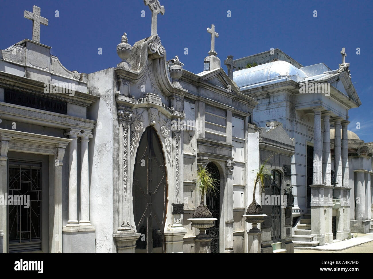 Tumbas en el cementerio de La Recoleta en Buenos Aires, Argentina en