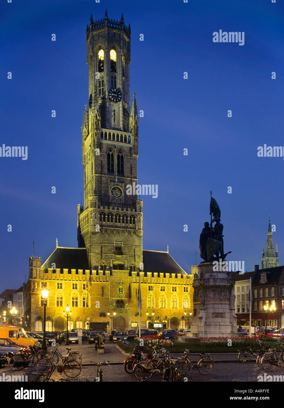 Town Square con el Halles campanario en la noche, Brujas, Bélgica. Foto de stock