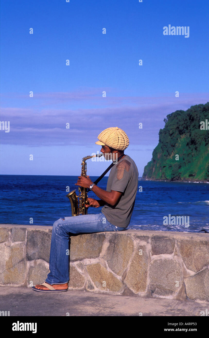 Joven tocando un saxofón en el Grand Riviere aldea de pescadores en la punta norte de Martinica Foto de stock