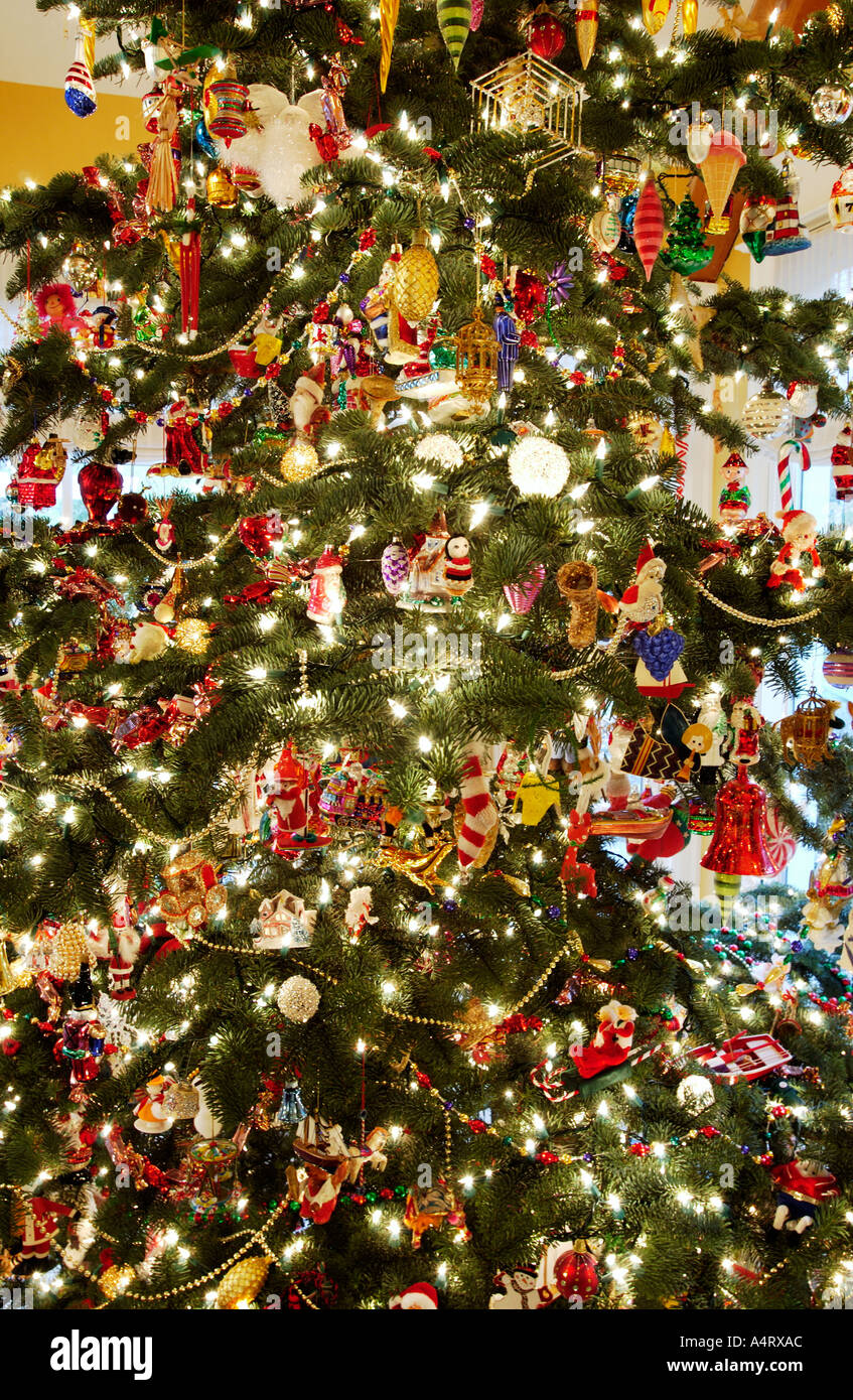 Árbol de Navidad con adornos y luces Foto de stock