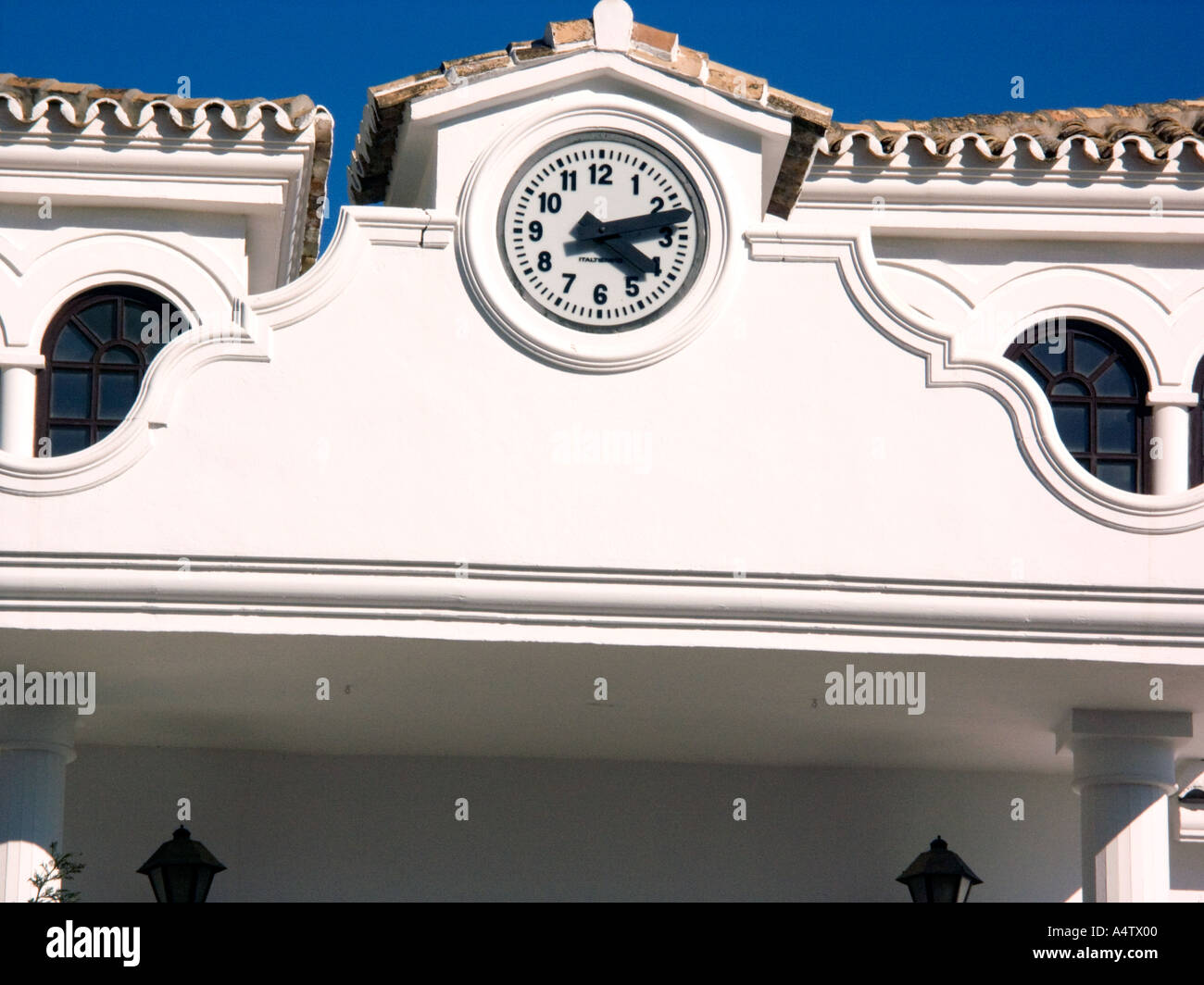 Detalle de la cara del reloj, del Ayuntamiento de Mijas Pueblo, Andalucia, Costa del Sol, España Foto de stock