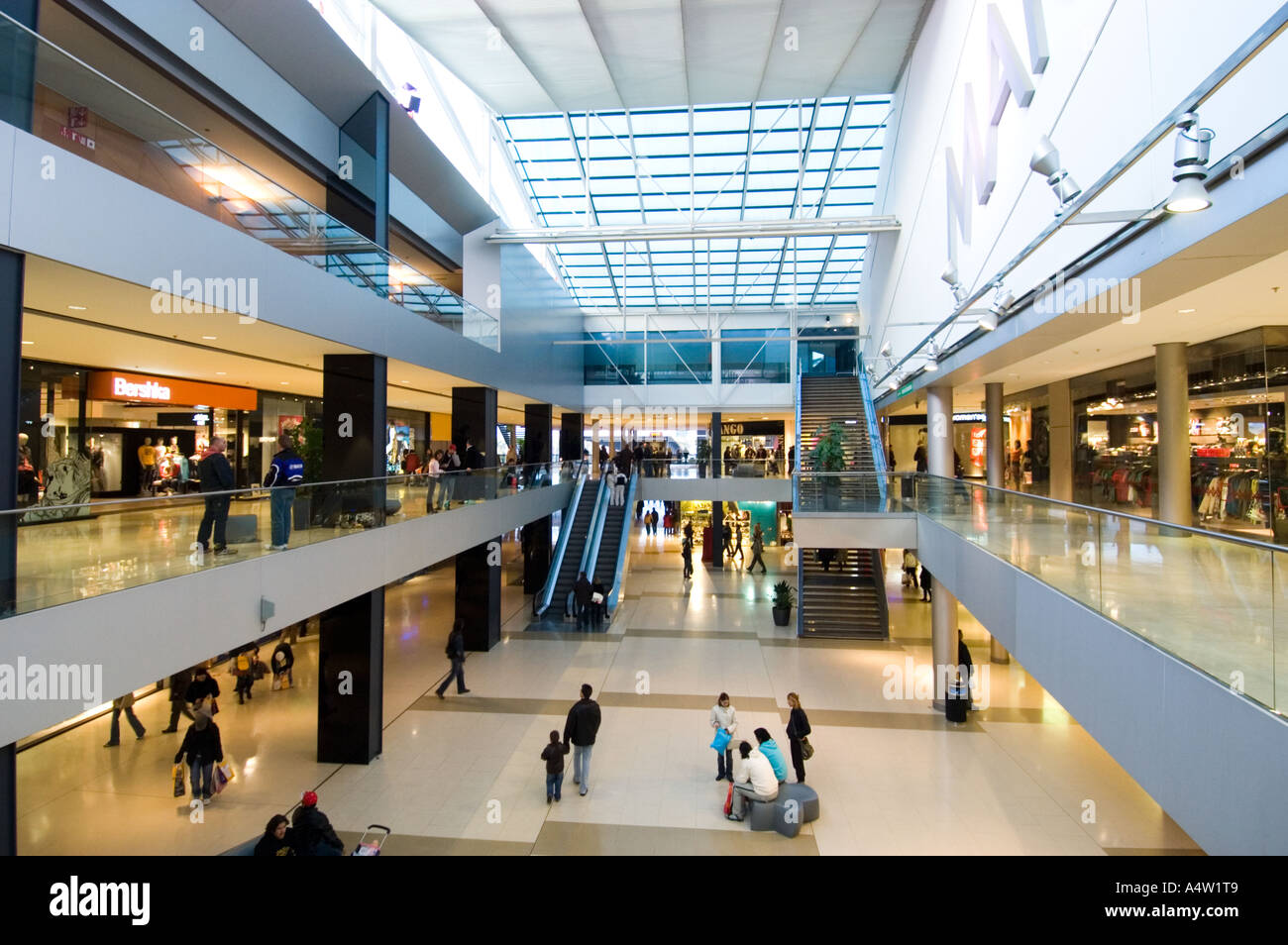 Interior mall maremagnum port e imágenes alta - Alamy
