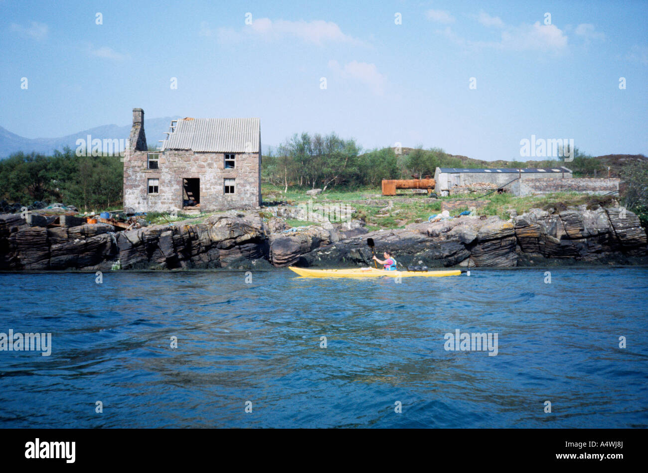 Kayak de mar en Puerto Soay y Gavin Maxwells abandonada FÁBRICA DE PESCA DE  TIBURÓN Fotografía de stock - Alamy
