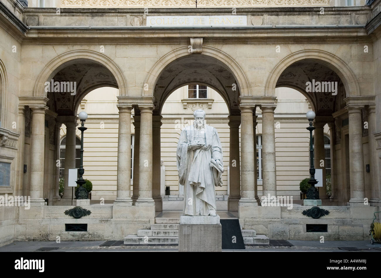 G. Bude estatua en el Collège de France, cerca de la Sorbona en París Foto de stock