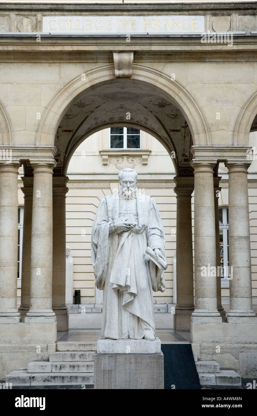 G. Bude estatua en el Collège de France, cerca de la Sorbona, en París, Francia. Foto de stock