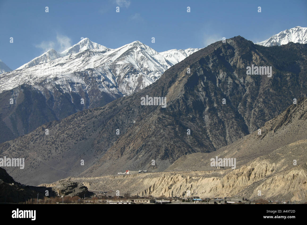 El valle de Kali Gandaki en la región del Himalaya en Nepal Mustang inferior Foto de stock