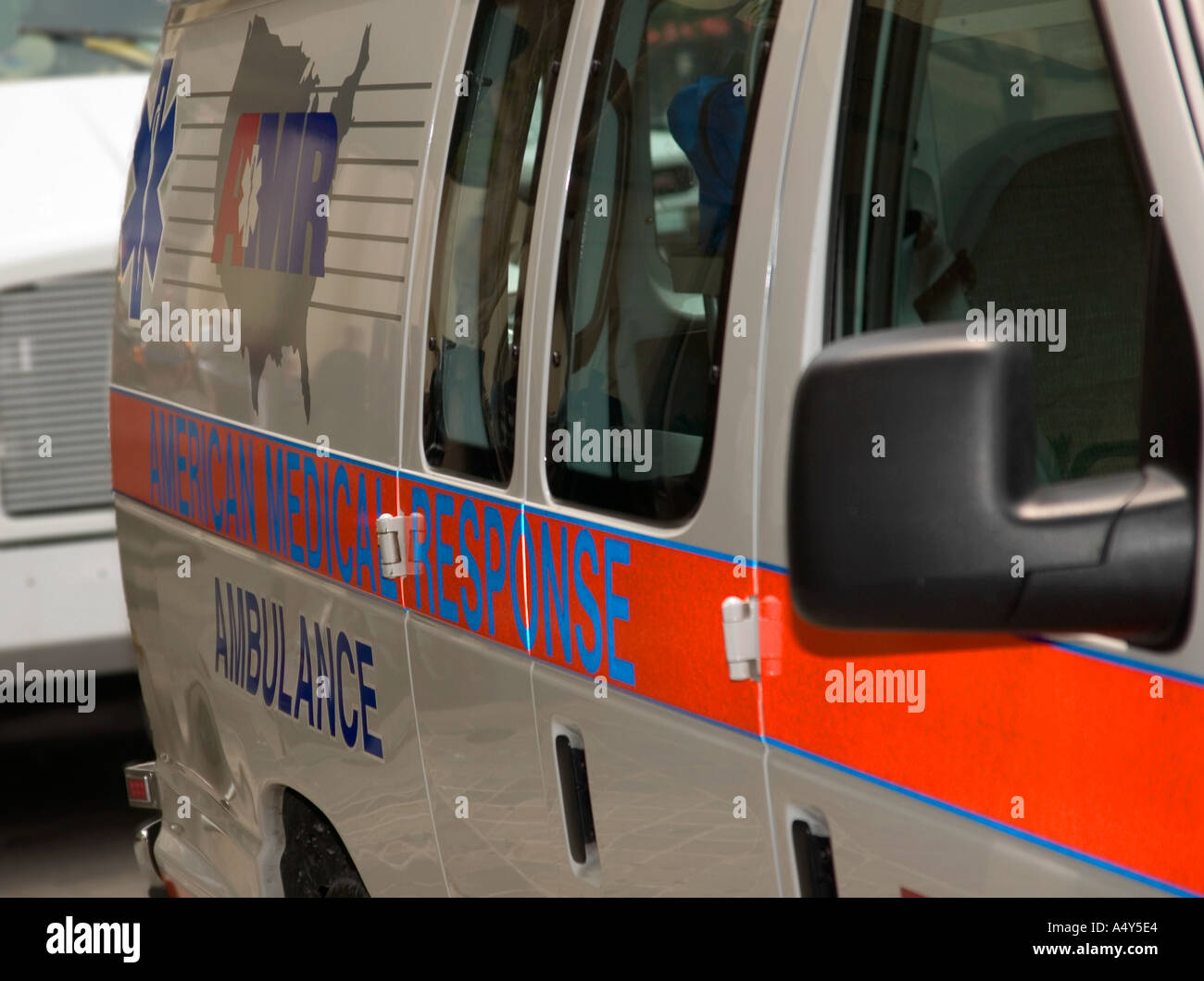 La ambulancia estacionada en la calle. Ee.Uu. Foto de stock