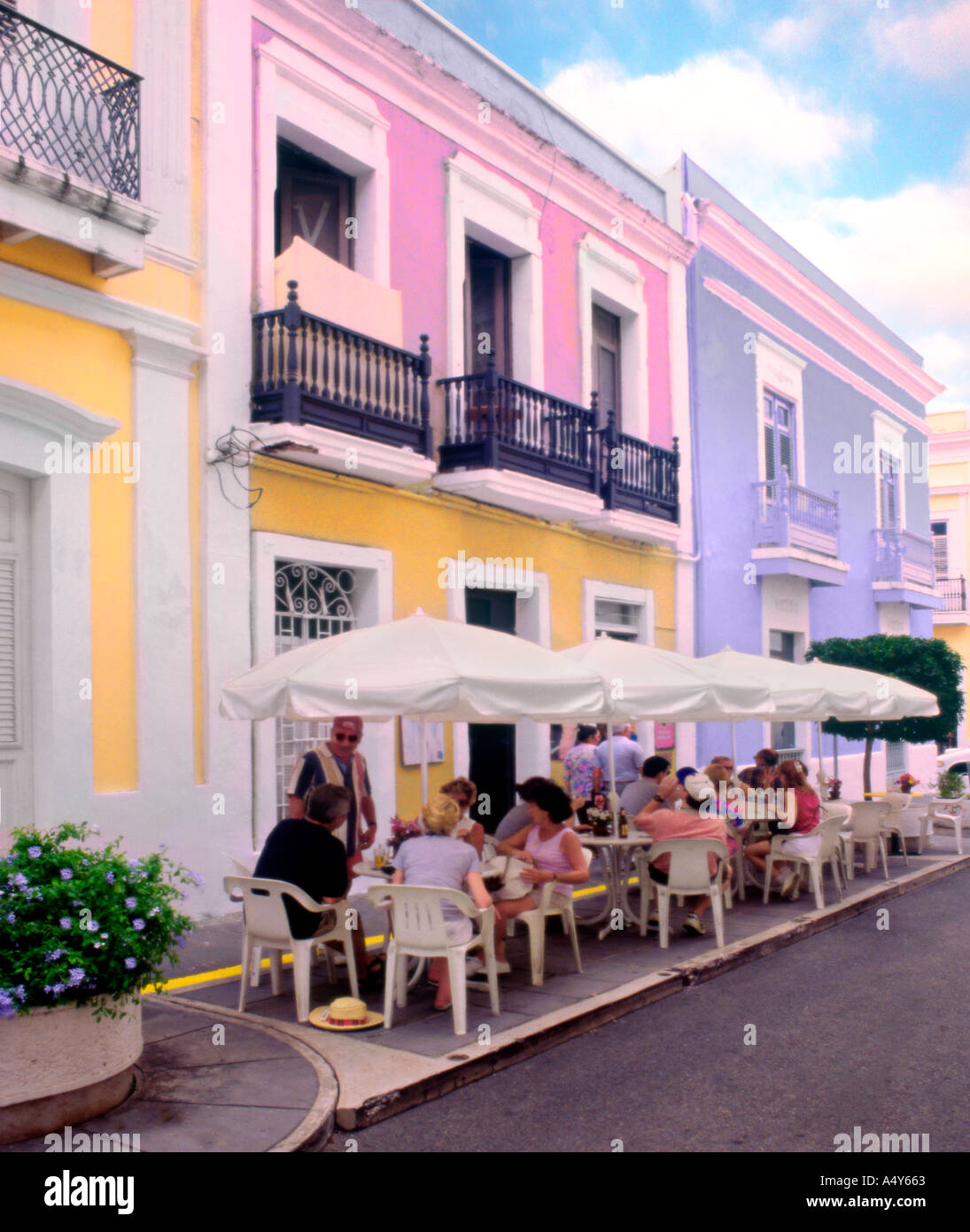 Restaurante en la acera San Juan Puerto Rico Fotografía de stock - Alamy