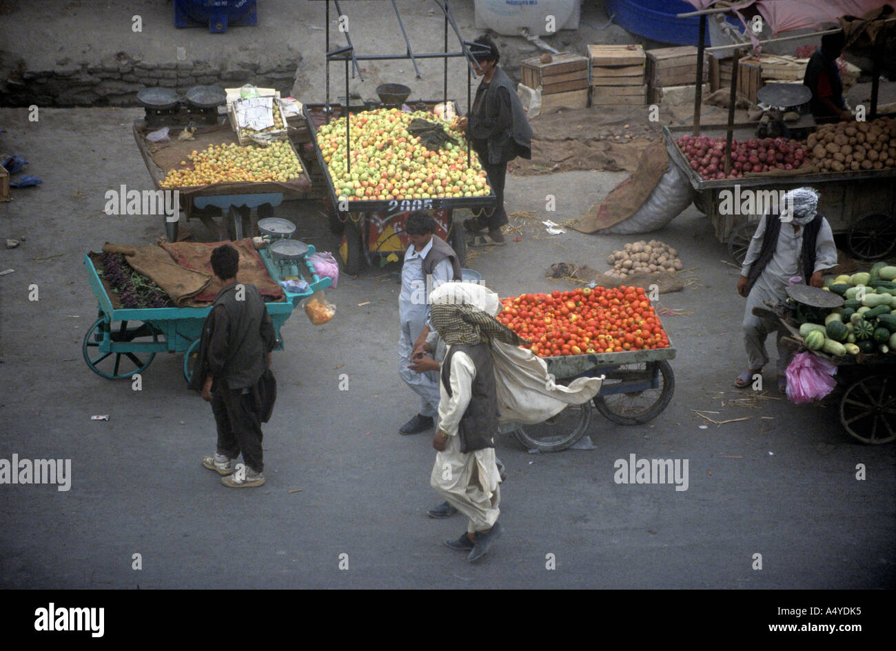 Calle de Kabul s venden verduras en una calle de viento del distrito Jadda Foto de stock