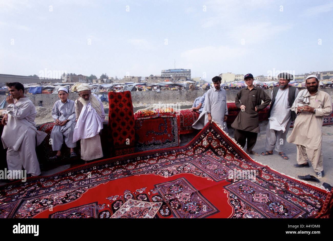 Kabul, vendedores ambulantes ponen sus carperts en la pantalla. Foto de stock