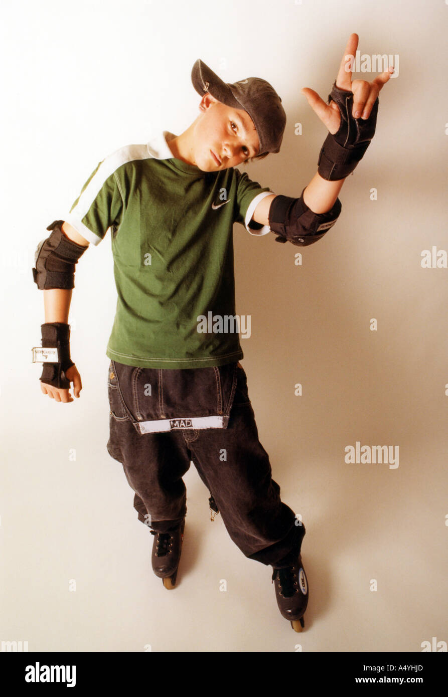 Skater kid con las almohadillas protectoras Foto de stock