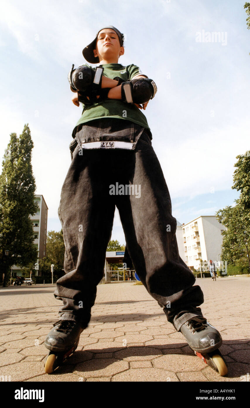 Skater kid con las almohadillas protectoras Foto de stock