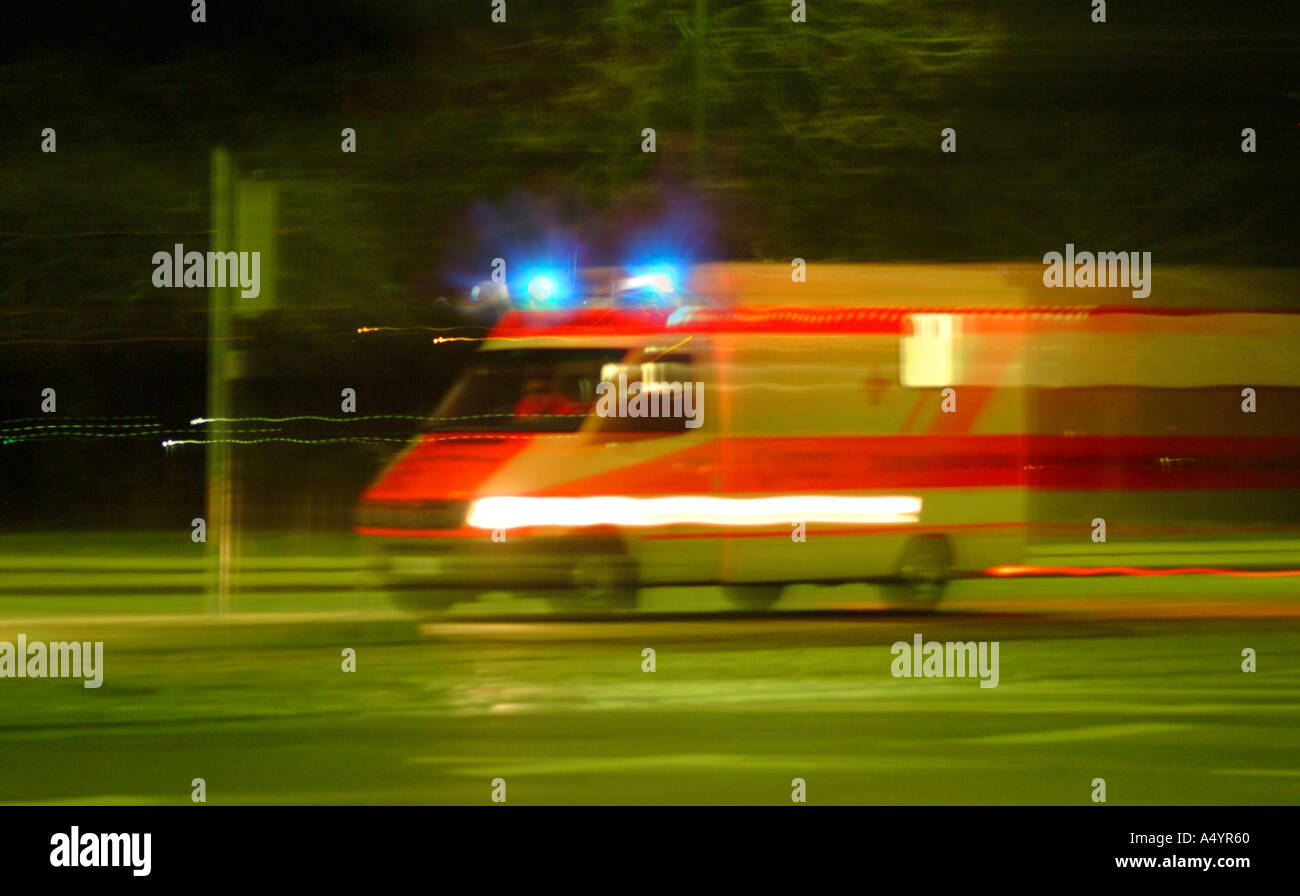 Ambulancia con luces de señal Krankenwagen mit Blaulicht Foto de stock
