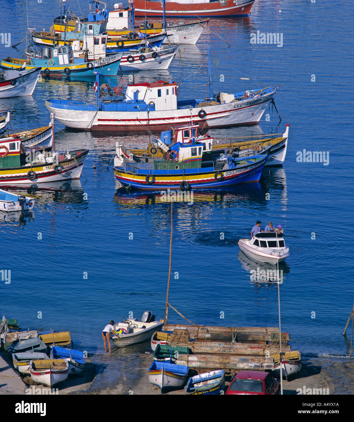 Puerto pesquero de Sesimbra en Portugal Fotografía de stock - Alamy