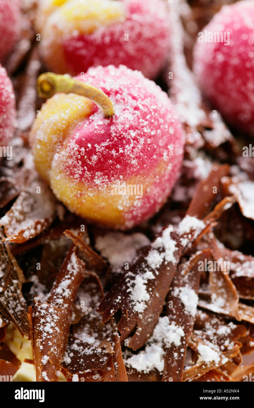 Las tortas de cerezas de la Selva Negra con cerezas mazapán detalle Foto de stock
