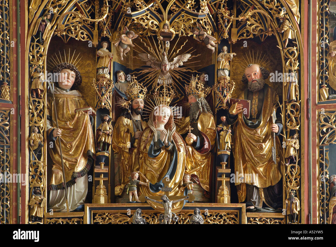 Altar gótico mostrando Santa María en la iglesia de Carintia heiligenblut austria Foto de stock