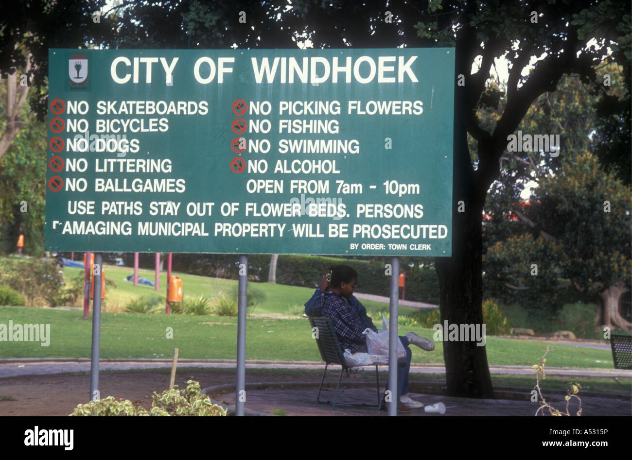 Tablón de anuncios en el parque zoológico de Windhoek, Namibia, Sur África occidental choque de culturas Foto de stock