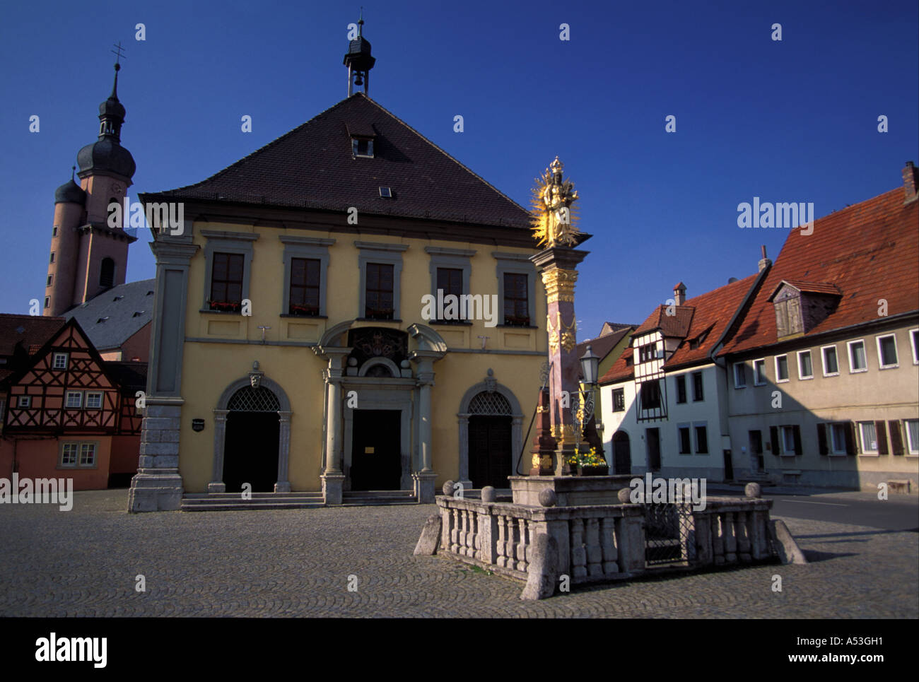 Alemania: Eibelstadt en el río principal, Baviera, con la columna de María, el ayuntamiento y la iglesia de Nikolaus en BG Foto de stock
