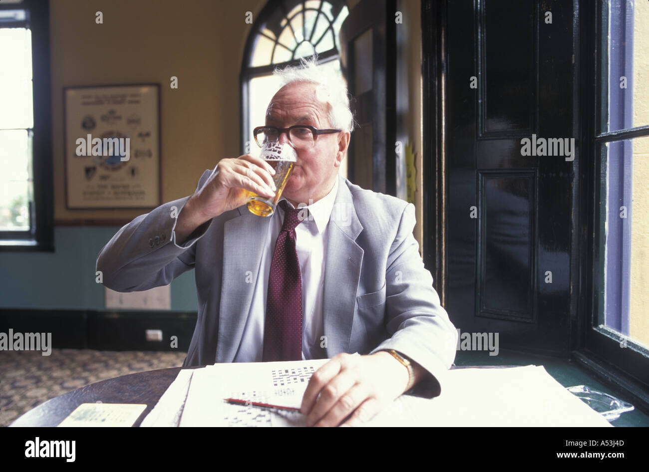 Australia NSW MR 73 años Bede Whiteford downs una cerveza en el Orient Hotel pub en el barrio de Rocks Sydney Foto de stock