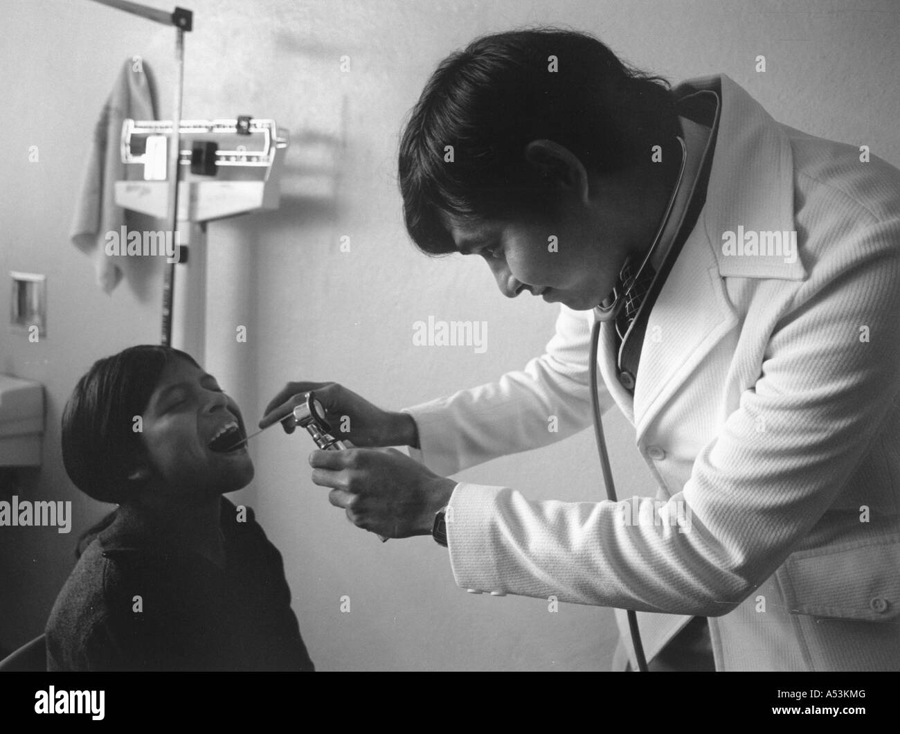 Ha Painet 1295 089 en blanco y negro de clínicas de salud médico examina niño clínica gubernamental méxico ciudad país hispano Foto de stock