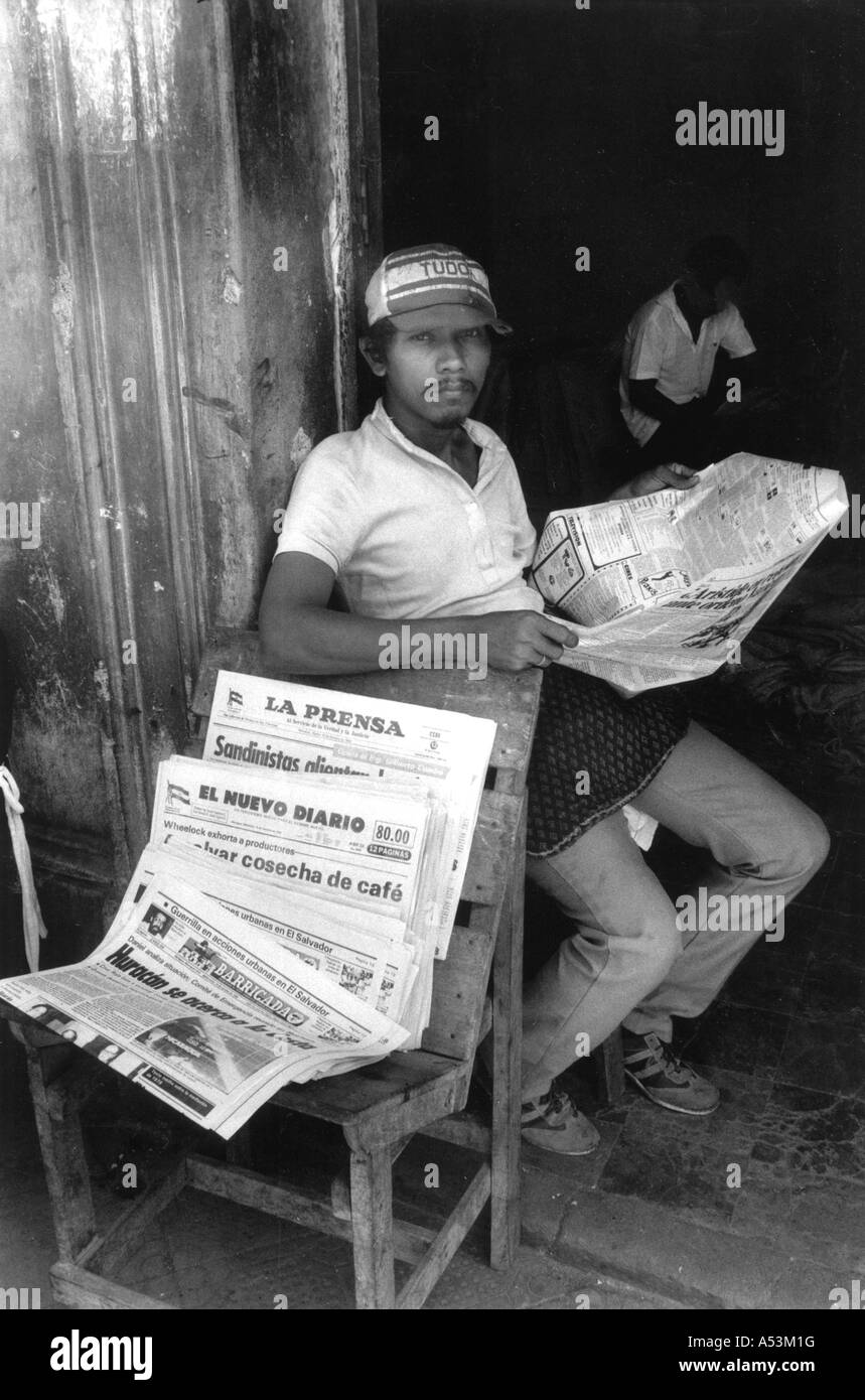 Painet ja1345 145 blanco y negro voceador medios Granada Nicaragua país nación en desarrollo económicamente menos Foto de stock
