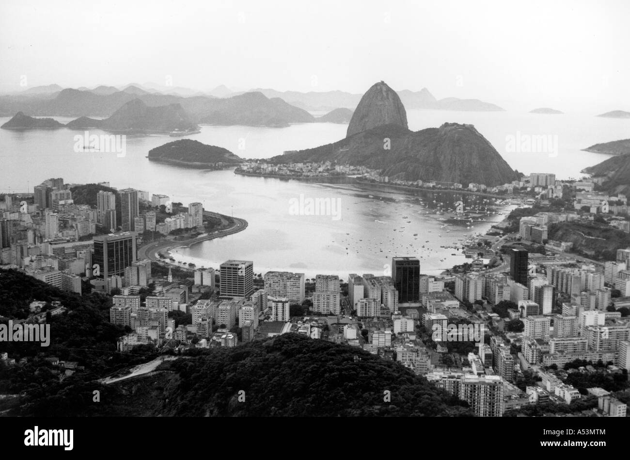 Painet1462 293 hectáreas de paisaje en blanco y negro en Río de Janeiro Brasil país menos desarrollado económicamente desarrollando la nación cultura Foto de stock